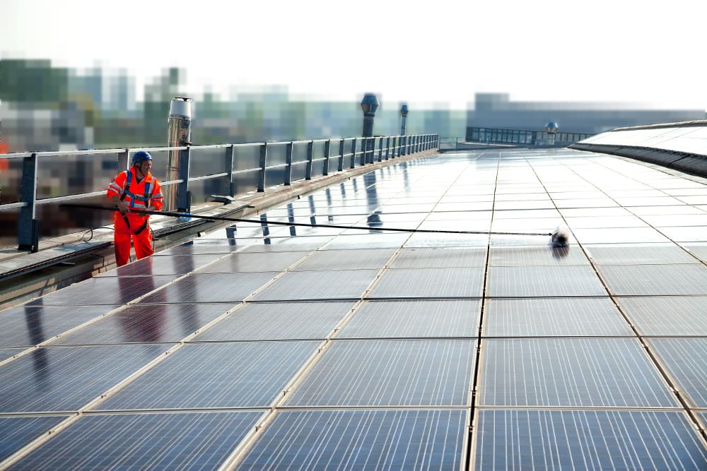 Servizio di pulizia dei pannelli fotovoltaici - il tecnico al lavoro